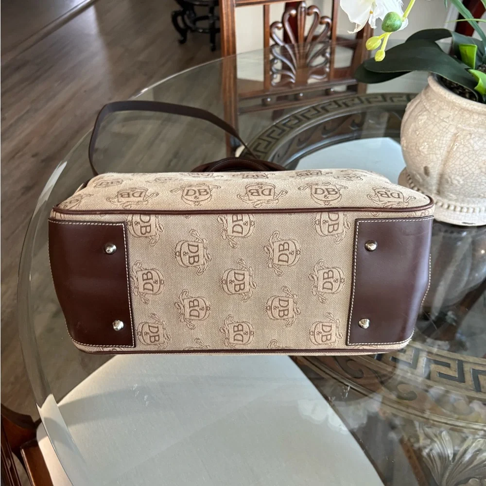 🤎🤎DOONEY & BOURKE VINTAGE SIGNATURE TAN CANVAS AND BROWN LEATHER TOTE!🤎🤎